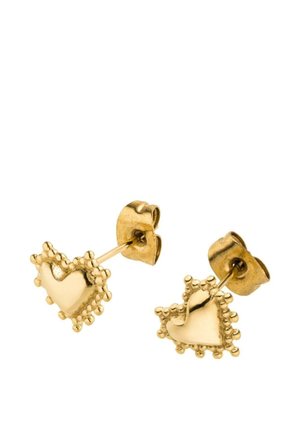 Ohrstecker in Herzform aus Gold mit strukturierten Perlenrändern und Schmetterlingsverschlüssen, auf weißem Hintergrund platziert.