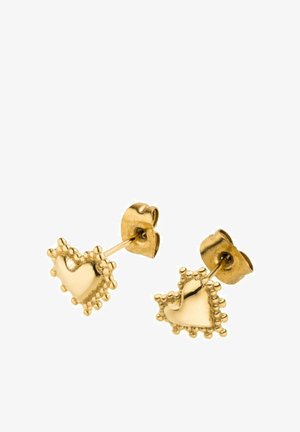 Ohrstecker in Herzform aus Gold mit strukturierten Perlenrändern und Schmetterlingsverschlüssen, auf weißem Hintergrund platziert.