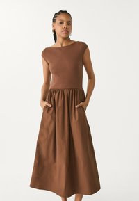 Stradivarius - CONTRASTING MIDI  - Vestito casual - brown Immagine in miniatura 1