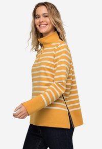 Pullover a righe gialle con zip a un quarto, caratterizzato da righe bianche, maniche lunghe, spacchi laterali e una texture morbida. Vestibilità casual con colletto alto.
