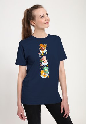 Marineblå t-shirt med farverige tegneserie dyr på skyer, med blomsterdetaljer. Korte ærmer, afslappet pasform, lavet af bomuldsstof.