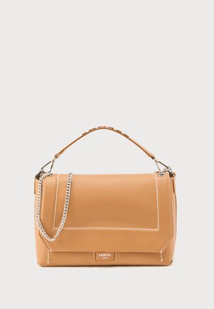 Tanjast nahast käekott valgete õmblustega, ülemise sangaga, hõbedase ketiga rihm ja ees keskel "Lancel Paris" silt.