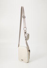 Borsa a tracolla di un beige chiaro con una texture liscia, forma rettangolare, chiusura superiore con zip e tracolla regolabile. Presenta una piccola borsa attaccata.
