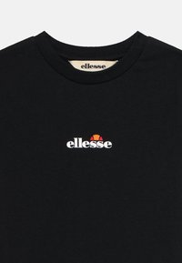 Svart bomull t-skjorte med rund hals og korte ermer, med en hvit "ellesse" logo og en farget aksent over teksten.