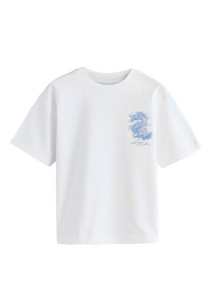 Biały t-shirt z krótkim rękawem z niebieską grafiką smoka i małym tekstem na górnej lewej części klatki piersiowej.