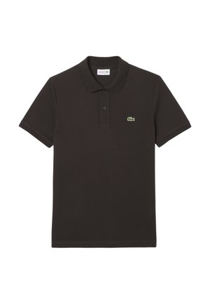 Mörkbrun kortärmad polo med två knappar och en liten grön krokodil-logga på vänster bröst.