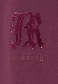 Bordowy materiał z błyszczącym bordowym logo "R" z misternymi detalami nad napisem "JOHN RICHMOND" w subtelnym, kontrastującym kolorze.