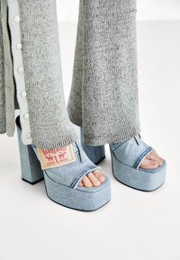 Jeffrey Campbell BACKPOCKET Mules de tacón light blue denim