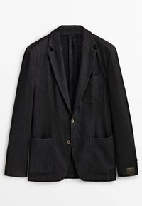 Blazer nero a un petto con due bottoni, tre tasche a toppa, rever a lancia e un'etichetta sul polsino sinistro.