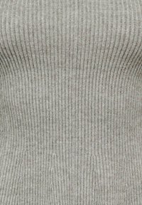 Pelēks ribots dzijas audums ar vertikālām līnijām. Mīksta tekstūra, pieguļošs dizains un gluda apdare. Piemērots ikdienas valkāšanai.