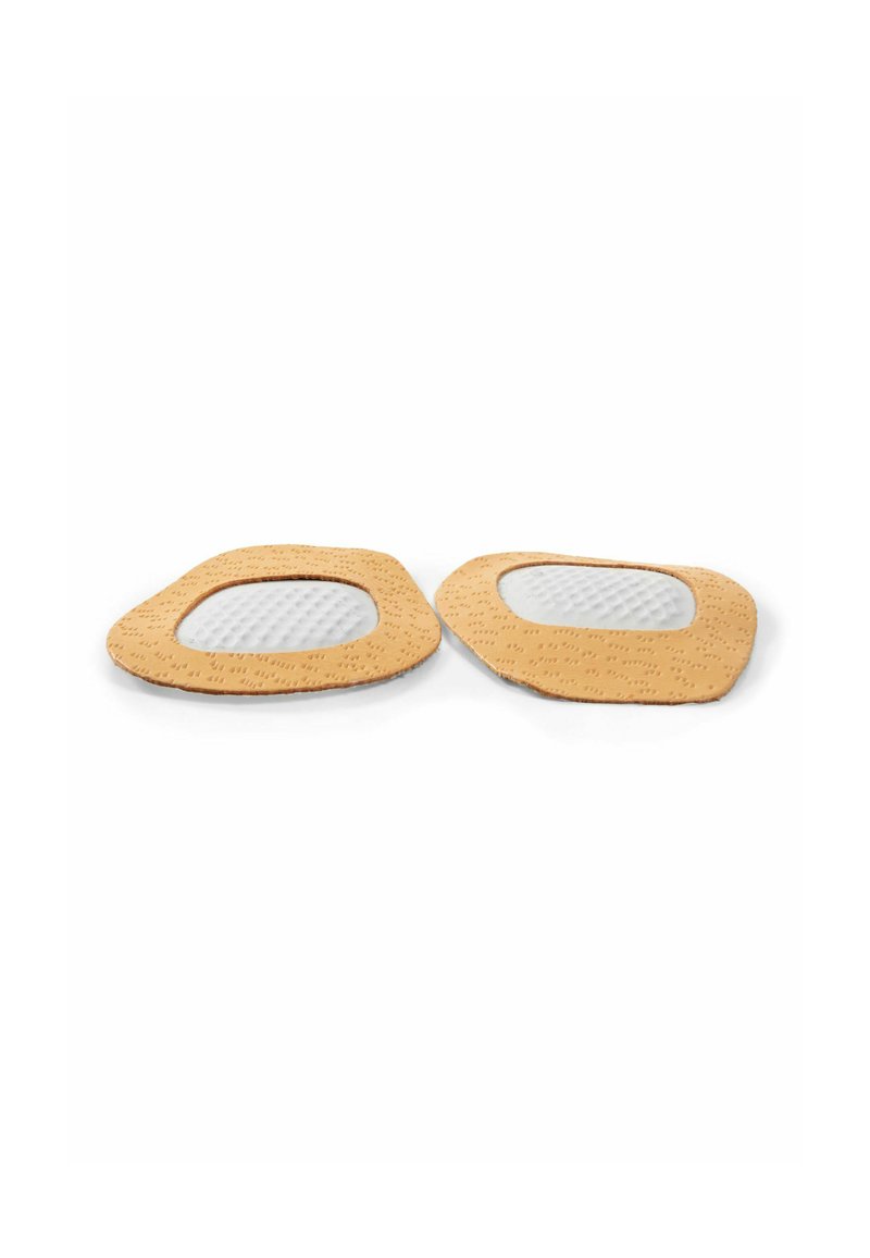 Deux coussinets de pied de couleur beige avec des bords extérieurs texturés et des centres en maille blanche, conçus pour le rembourrage et le soutien. La forme est irrégulière et plate.