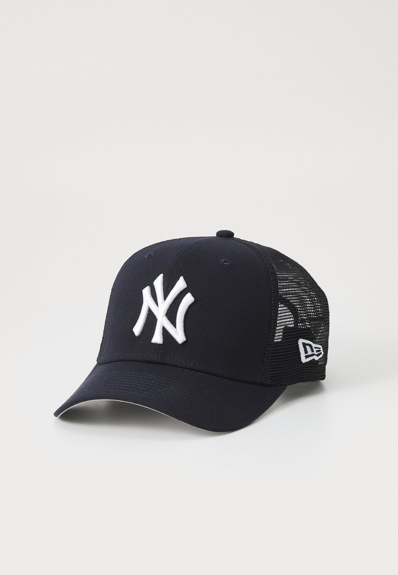 Marineblå baseballcaps med en hvit brodert "NY" logo, solid frontpanel og mesh bak for ventilasjon. Bøyd skygge og justerbar lukking.