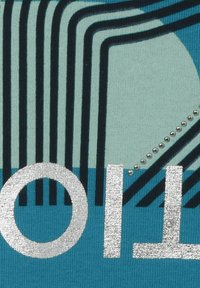 Abstraktes geometrisches Muster mit schwarzen Streifen, silbernem Text "O11", blauem und hellgrünem Hintergrund sowie kleinen silbernen Perlendetails auf dem Stoff.