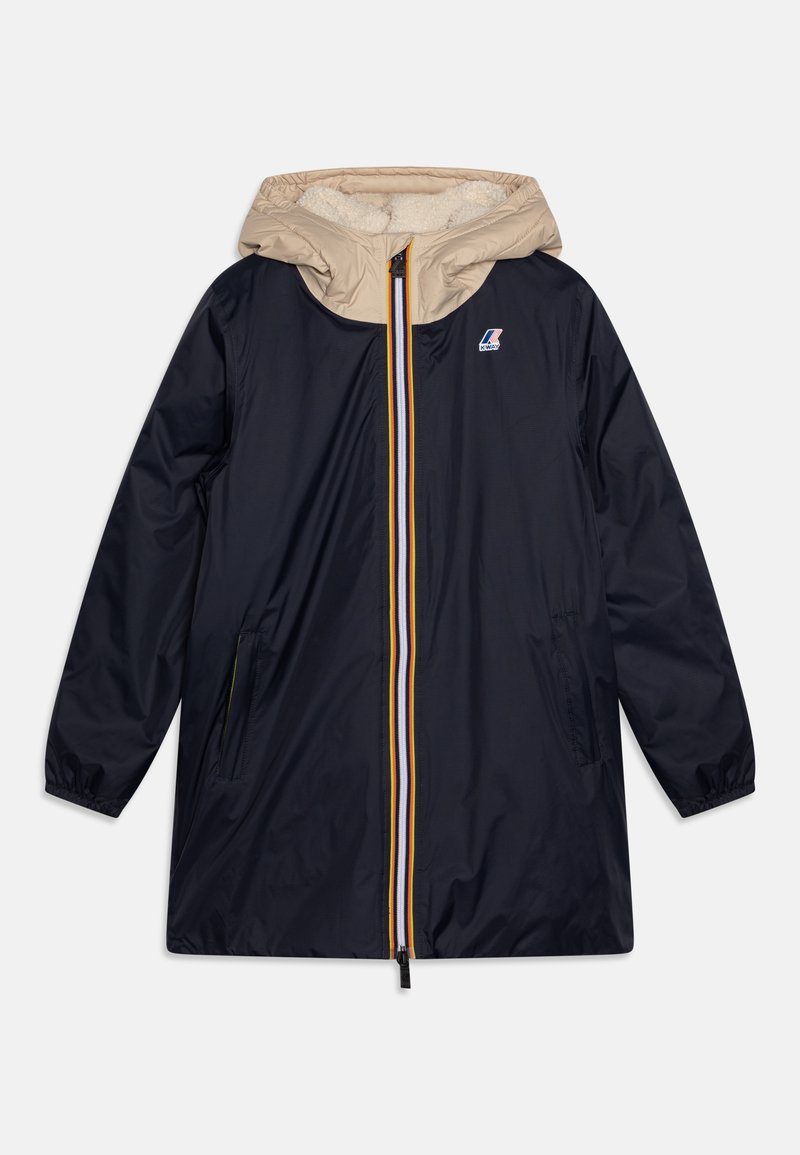 Cappotto impermeabile blu navy con cappuccio beige, dotato di una chiusura lampo frontale con una striscia multicolore e due tasche laterali.