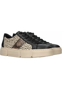 Baskets noires et fauves avec une imprimé animal texturé, des accents en cuir lisse et une semelle épaisse. Présente des lacets noirs et un logo.