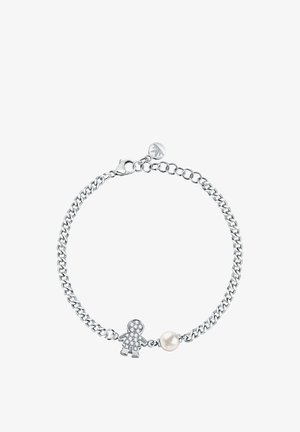 Bracciale in argento con un charm a forma di omino di pan di zenzero texturizzato, dotato di pietre trasparenti e un'accattivante perla bianca rotonda.