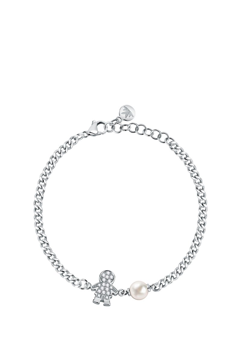 Bracciale in argento con un charm a forma di omino di pan di zenzero texturizzato, dotato di pietre trasparenti e un'accattivante perla bianca rotonda.