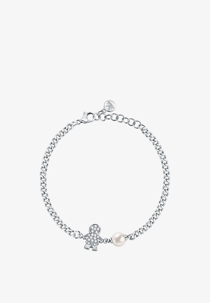 Bracciale in argento con un charm a forma di omino di pan di zenzero texturizzato, dotato di pietre trasparenti e un'accattivante perla bianca rotonda.
