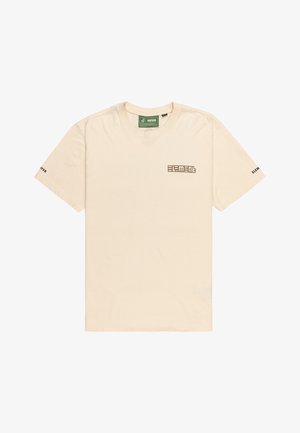Camiseta de algodón beige con cuello redondo y mangas cortas, que presenta un pequeño logo marrón de "ELEMENT" en el lado izquierdo del pecho y texto en la manga.