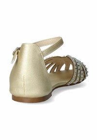 Sandal in ecopelle dorata con cinturino alla caviglia, presenta strass decorativi, design aperto, tacco basso, superficie testurizzata e dettagli intagliati.