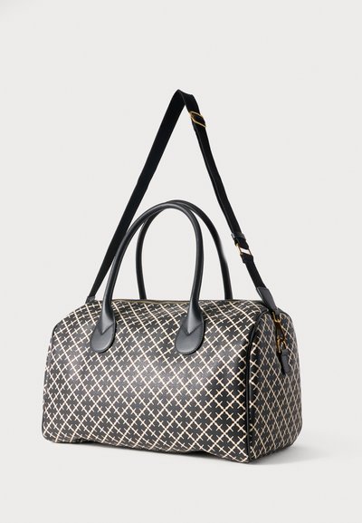 Μαύρη τσάντα με διαμαντένο σχέδιο από κρεμ γραμμές, διπλές λαβές, ρυθμιζόμενο λουρί, υφή με ανάγλυφη επιφάνεια και χρυσές μεταλλικές λεπτομέρειες.