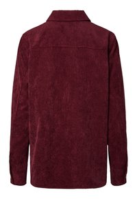 Μακρυμάνικο πουκάμισο από βελούδο κορντόρι σε μπορντό χρώμα, εμφανιζόμενο από πίσω με κλασικό γιακά και μανσέτες με κουμπιά.