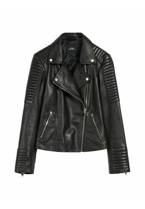 Czarna skórzana kurtka motocyklowa z żebrowanymi akcentami na ramionach, srebrnym okuciem, zamykanymi kieszeniami z przodu oraz kołnierzem z wcięciem.