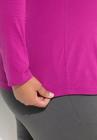 Ulla Popken ROLLKRAGEN - Langarmshirt - berry