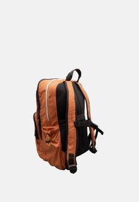 Zaino arancione in nylon con dettagli in rete nera, due scomparti con zip, spallacci regolabili e una tasca laterale con clip per accessori.