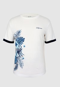 Λευκό T-shirt με κοντά μανίκια, σκούρα μπλε άκρα στα μανίκια, μπλε τροπικό floral σχέδιο στη αριστερή πλευρά και το κείμενο "California" στο πάνω δεξί μέρος του στήθους.