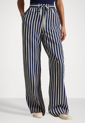 Pantalons à jambes larges rayés en marine et crème, avec des rayures verticales, une taille élastique avec un lien, et des poches latérales. Texture de tissu douce.