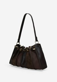Bolso estructurado que combina cuero marrón oscuro y negro, con un diseño texturizado, acentos de hardware dorado y una única correa para el hombro.