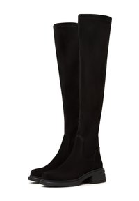 Botas de ante negras hasta la rodilla con un acabado texturizado, un tacón cuadrado y costuras laterales. El diseño es elegante con un hardware mínimo.