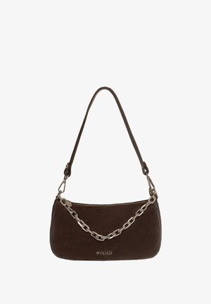 Geantă din suede maro cu o formă dreptunghiulară plată, având un bretele din lanț argintiu și o închidere cu fermoar. Logo-ul "RYŁKO" embosat pe față.
