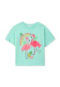 T-shirt in cotone verde menta con due fenicotteri rosa con accenti testurizzati, piante tropicali e un design testuale colorato sulla parte anteriore.