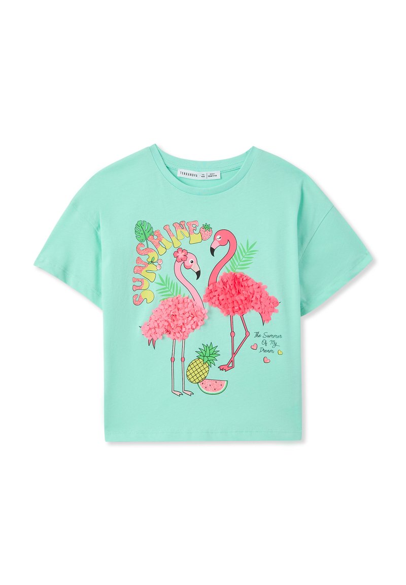 T-shirt in cotone verde menta con due fenicotteri rosa con accenti testurizzati, piante tropicali e un design testuale colorato sulla parte anteriore.