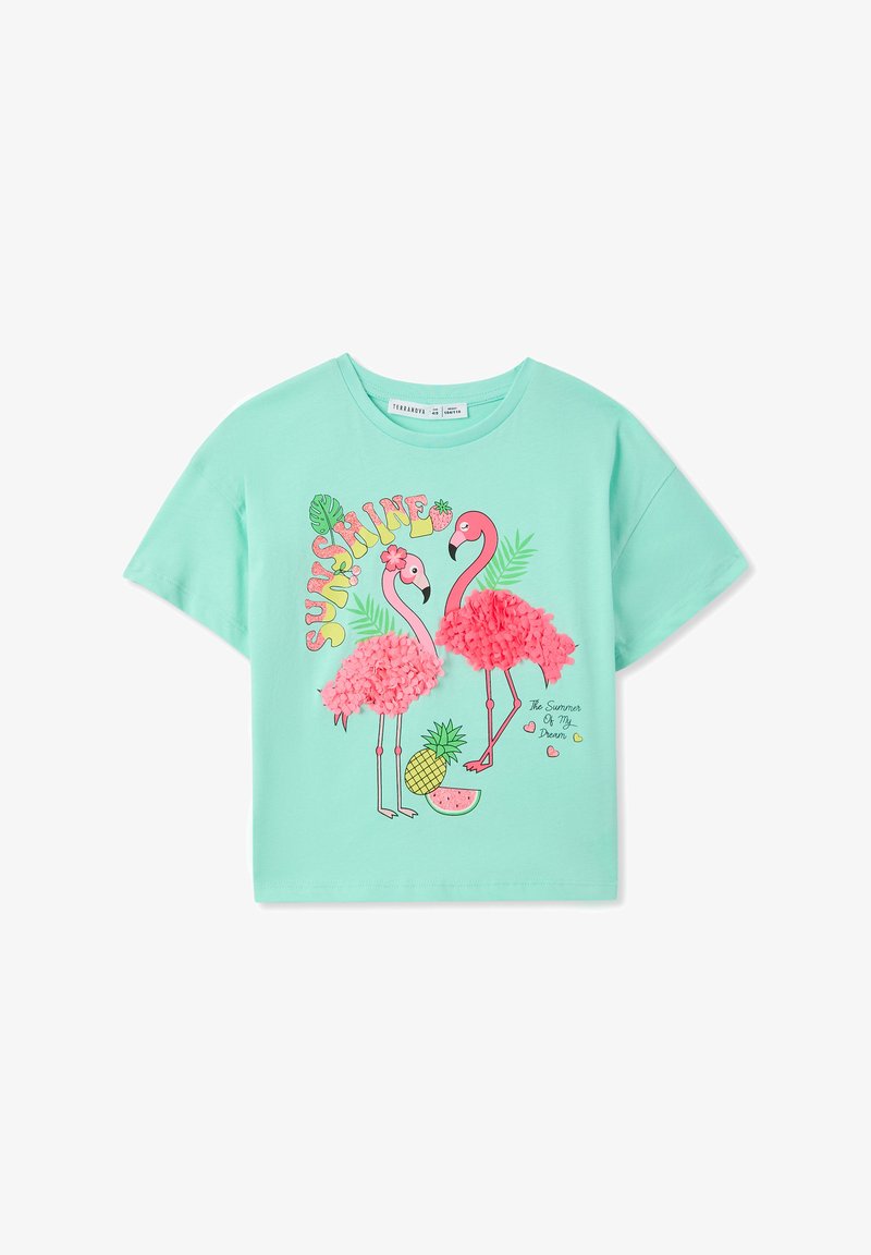 T-shirt in cotone verde menta con due fenicotteri rosa con accenti testurizzati, piante tropicali e un design testuale colorato sulla parte anteriore.
