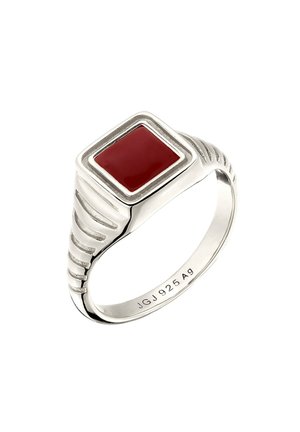Bague en argent avec un design de bande à degrés et une pierre rouge carrée sertie au centre, gravée "JGJ 925 Ag" à l'intérieur de la bande.