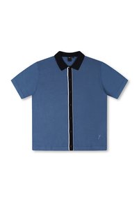 Polo majica s kratkim rukavima u plavoj boji s crnim ovratnikom i bijelim dugmadi. Ima mali logotip na donjoj lijevoj strani. Glatka tekstura.
