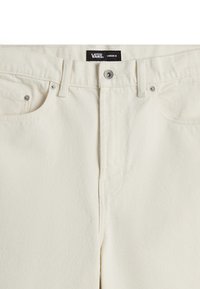 Weiße Baumwolljeans mit einem traditionellen Fünf-Taschen-Design, Knopfverschluss vorne und dezenten Nähdetails. Etikett am Bund sichtbar.