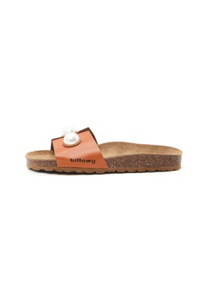 Tongs orange avec deux accents décoratifs en perles, semelle en liège, semelle extérieure texturée marron et nom de marque imprimé "billowy."