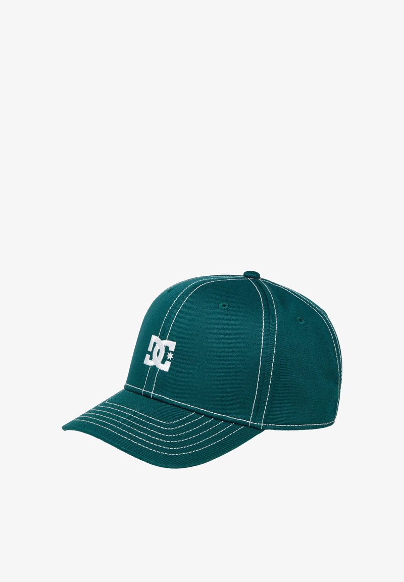 Grön tygbasebollkeps med vit sömnad. Har en logotyp fram och en böjd skärm. Strukturerad design med justerbar stängning baktill.