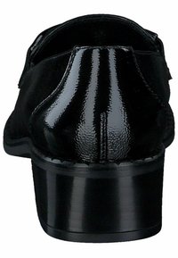 Scarpa in patent leather nera con una finitura liscia e lucida, caratterizzata da una punta tondeggiante e un tacco a blocco moderato. Il retro è testurizzato con un motivo sottile.