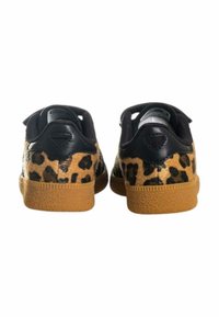 Sneaker neri e beige con stampa leopardata, con upper testurizzato, forma arrotondata e suola in gomma. Presenta un collare imbottito e una cintura in velcro.