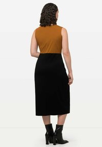 Ulla Popken SLEEVELESS BOAT NECK COLORBLOCK - Pouzdrové šaty - camel