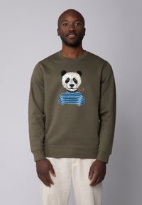 Olijfgroene sweatshirt met een pandaontwerp met zwarte oren en een blauw gestreept shirt. Zachte textuur, ronde halslijn en ribgebreide manchetten.