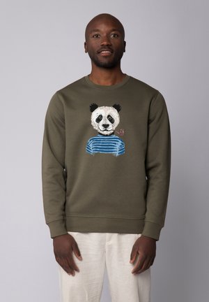 Olivgrüner Sweatshirt mit einem Panda-Design, der schwarze Ohren und ein blau gestreiftes Shirt trägt. Weiche Textur, runder Ausschnitt und gerippte Bündchen.