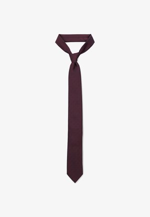 Ciemnoczerwony krawat w drobne, ciemnoniebieskie kropki, zawiązany w węzeł Windsora na białym tle.