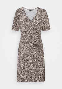 Leopardenmuster Wickelkleid in Beige und Schwarz; verfügt über einen V-Ausschnitt, kurze Ärmel und geraffte Seitendetails für eine figurbetonte Silhouette.