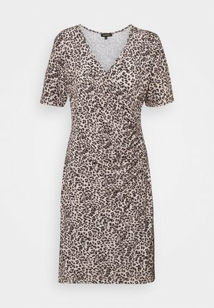 Leopardenmuster Wickelkleid in Beige und Schwarz; verfügt über einen V-Ausschnitt, kurze Ärmel und geraffte Seitendetails für eine figurbetonte Silhouette.